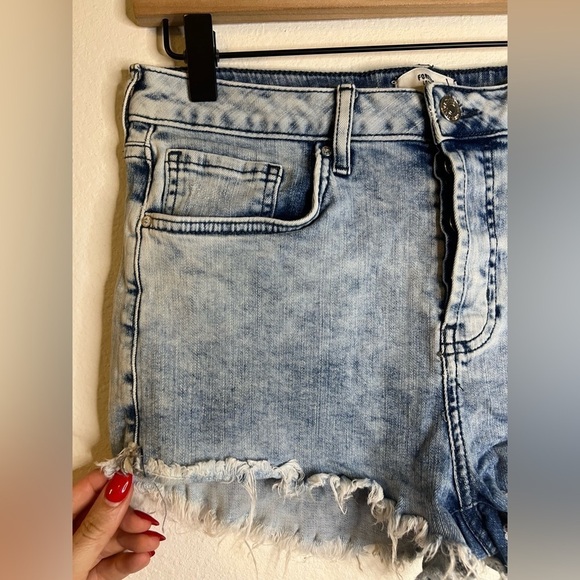 Forever 21 Blue Jean Shorts High-Waisted Frayed - Picture 4 of 4